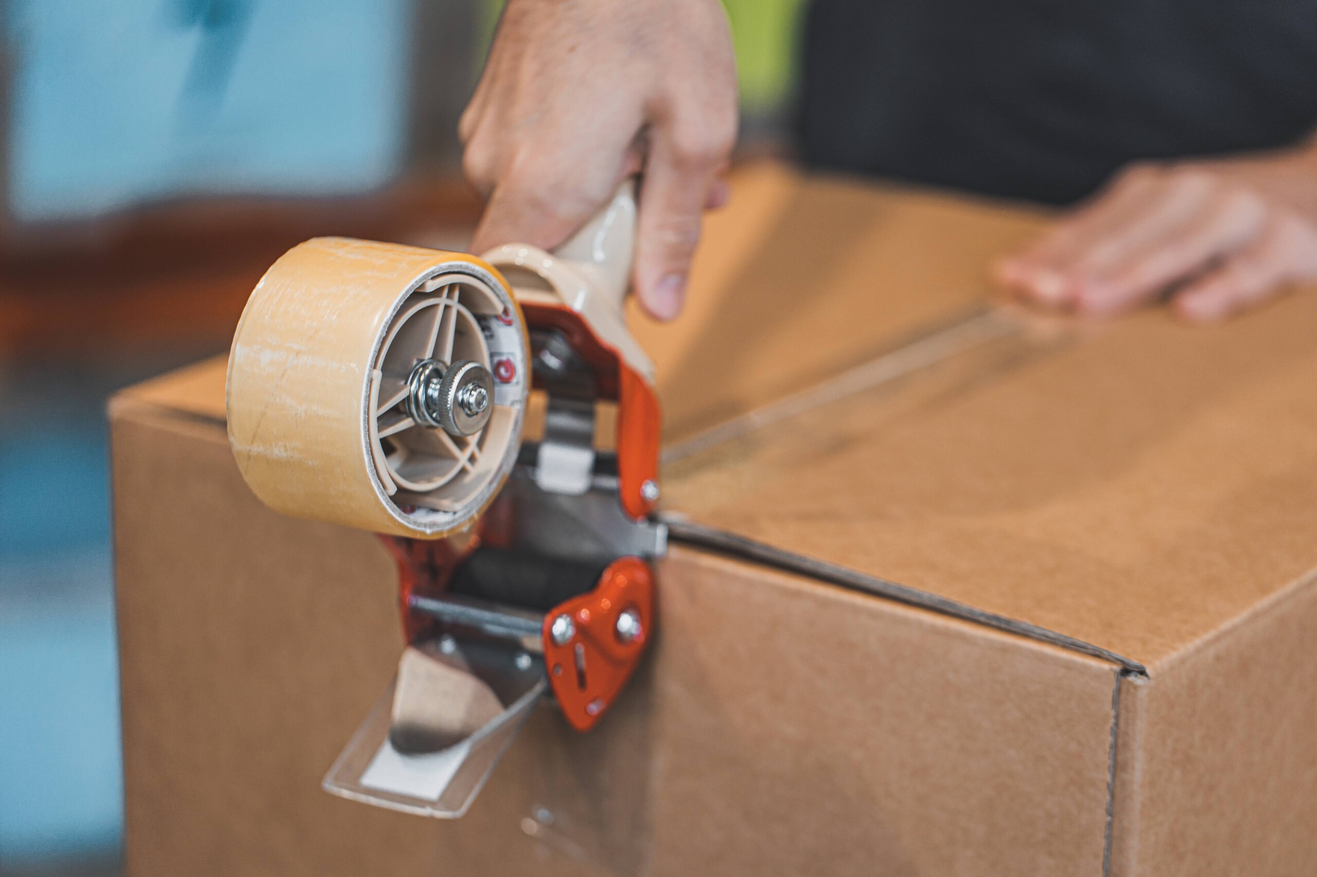 Ihr Paket wird sorgfältig verpackt und für den Versand vorbereitet.