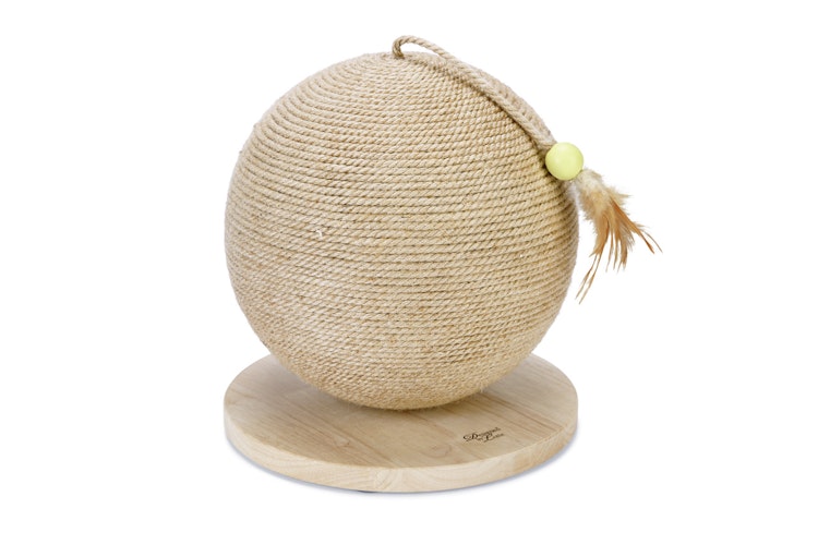 Designed by Lotte Kratzball Balty aus Holz Katzenspielzeug