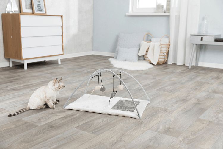 TRIXIE Kratzmatte mit Spielbogen, 60 × 33 × 42 cm, grau/lichtgrau